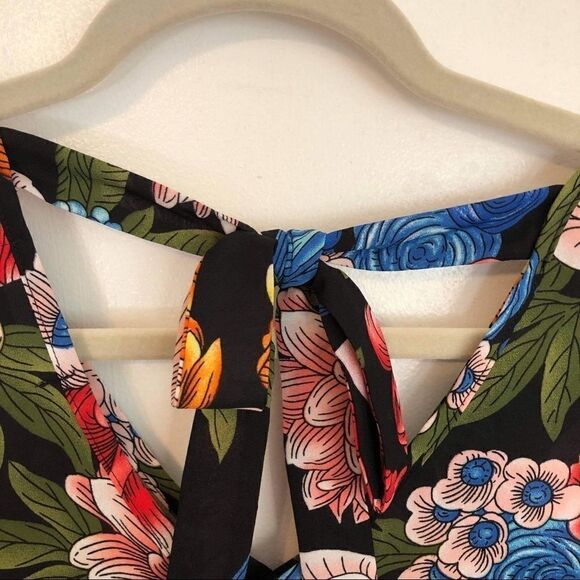 3/$25 Cherish Bell Sleeve Tie Back Floral Blouse .Size M - Picture 5 of 9